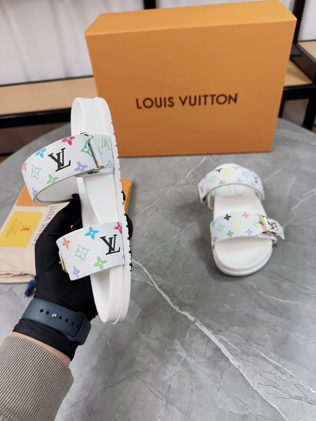 👟👟Ex-factory price 400👟👟 New slippers for spring and summer🌟The belt buckle is adjustable and elastic, full of beach style, original molded LV metal logo decoration, fashionable and beautiful, super versatile🤳🏻upper cowhide/customized imported jacquard fabric/original old-fashioned leather material, water-dyed sheepskin lining (water platform + wear-resistant velvet + rubber sole) three-layer combination outsole 🔶Size: Female 35-43 Male: 38-46
